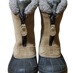 Columbia child's snow boots size 9